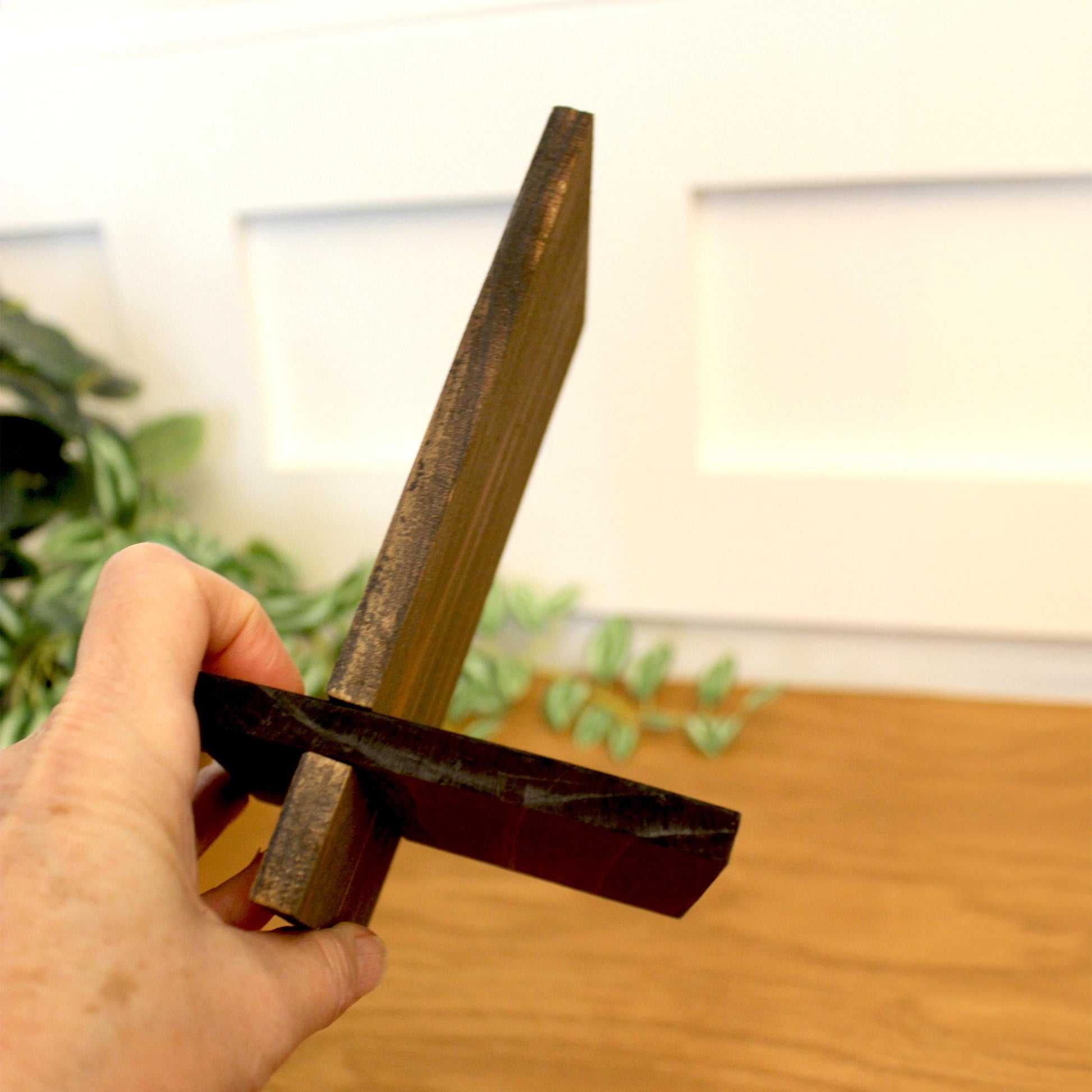 Personalized Summer Cardinal Phone Stand – Rustic Farmhouse Wooden Holder with Charging Access – Custom Gift for Bird Lovers