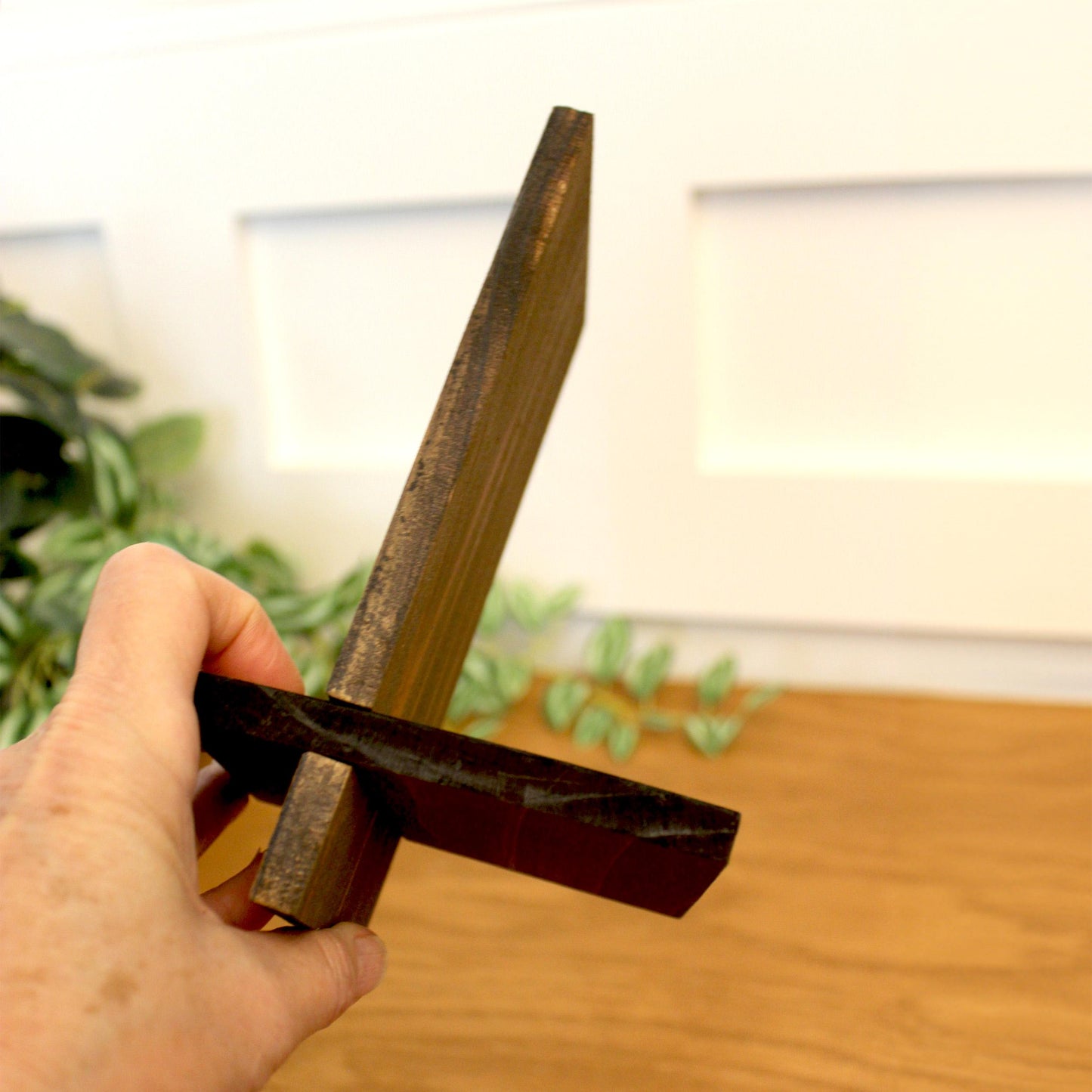 Personalized Bass Fishing Cell Phone Stand – Rustic Wooden Holder with Charging Access – Custom Gift for Him or Home Office Decor